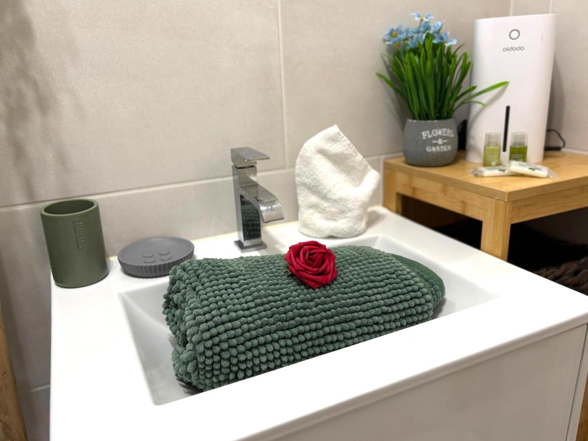L'Amazone Studio Plein Centre Plages A 2Min Clim Wifi Sur Le Port - Top Prosconciergerie- 라그랑모트 외부 사진